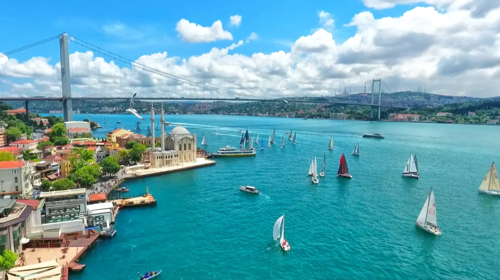 Navegar por el estrecho del Bósforo en turquía